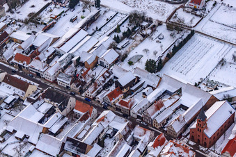 Kreuzgasse bei Schnee in Steinweiler im Bundesland Rheinland-Pfalz, Deutschland aus der Luft