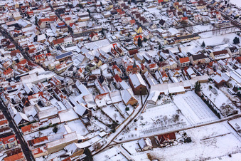 Kreuzgasse bei Schnee in Steinweiler im Bundesland Rheinland-Pfalz, Deutschland von oben gesehen