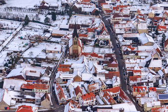 Schrägluftbild von Kirche St. Martin bei Schnee in Steinweiler im Bundesland Rheinland-Pfalz, Deutschland