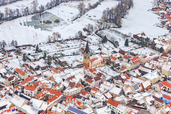 Kirche St. Martin bei Schnee in Steinweiler im Bundesland Rheinland-Pfalz, Deutschland von oben