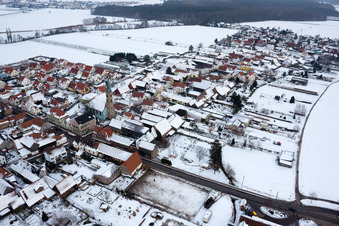 Luftbild von Kandeler Straße x Hauptstraße im Winter bei Schnee in Erlenbach bei Kandel im Bundesland Rheinland-Pfalz, Deutschland