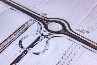 Die neue Zufahrt am Kreisel zum Gewerbegebiet Horst im Ortsteil Minderslachen in Kandel im Bundesland Rheinland-Pfalz, Deutschland