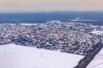 Kandel von Nordwesten bei Schnee im Bundesland Rheinland-Pfalz, Deutschland