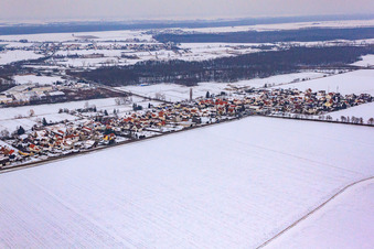 Luftaufnahme von Dorfansicht von Westen bei Schnee im Ortsteil Minderslachen in Kandel im Bundesland Rheinland-Pfalz, Deutschland