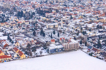 Friedhof bei Schnee in Kandel im Bundesland Rheinland-Pfalz, Deutschland
