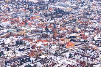 Marktplatz, kirche bei Schnee in Kandel im Bundesland Rheinland-Pfalz, Deutschland