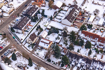 Luftaufnahme von Guttenbergstraße bei Schnee in Kandel im Bundesland Rheinland-Pfalz, Deutschland