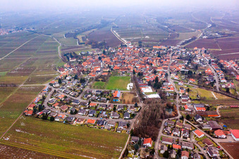 Dorfansicht von Westen im Winter im Ortsteil Mörzheim in Landau in der Pfalz im Bundesland Rheinland-Pfalz, Deutschland