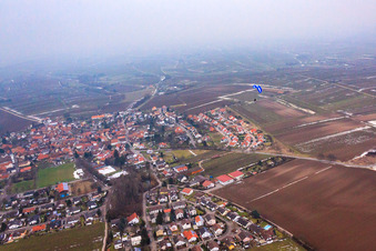 Luftbild von Dorfansicht von Westen im Winter im Ortsteil Mörzheim in Landau in der Pfalz im Bundesland Rheinland-Pfalz, Deutschland