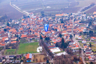 Paragleiter im Winter im Ortsteil Mörzheim in Landau in der Pfalz im Bundesland Rheinland-Pfalz, Deutschland