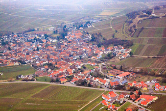 Dorfansicht von Süden im Winter in Ilbesheim bei Landau im Bundesland Rheinland-Pfalz, Deutschland
