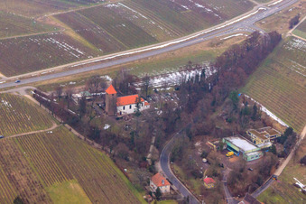 Protest. Kirche und Friedhof bei Schnee im Ortsteil Wollmesheim in Landau in der Pfalz im Bundesland Rheinland-Pfalz, Deutschland