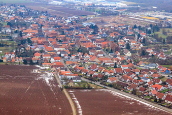 Hintergasse im Winter in Rohrbach im Bundesland Rheinland-Pfalz, Deutschland