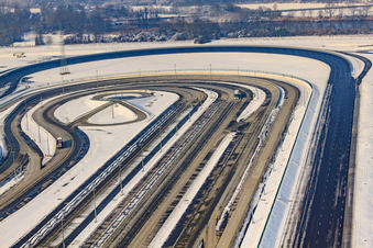 Industriegebiet Oberwald, Daimler LKW-Teststrecke im Winter bei Schnee in Wörth am Rhein im Bundesland Rheinland-Pfalz, Deutschland von oben gesehen