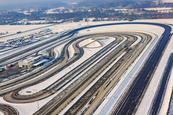 Industriegebiet Oberwald, Daimler LKW-Teststrecke im Winter bei Schnee in Wörth am Rhein im Bundesland Rheinland-Pfalz, Deutschland vom Flugzeug aus
