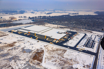 Luftbild von Industriegebiet Oberwald, Netto Logistikcenter im Winter bei Schnee in Wörth am Rhein im Bundesland Rheinland-Pfalz, Deutschland