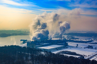 Papierfabrik Palm von Norden im Winter bei Schnee in Wörth am Rhein im Bundesland Rheinland-Pfalz, Deutschland
