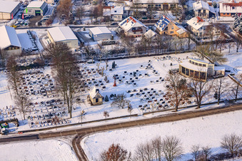 Luftbild von Friedhof im Winter bei Schnee in Neupotz im Bundesland Rheinland-Pfalz, Deutschland