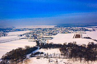 Dorfansicht aus Südosten im Winter bei Schnee in Rheinzabern im Bundesland Rheinland-Pfalz, Deutschland