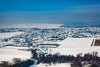 Winterlich schneebedeckte Dorf - Ansicht am Rande von landwirtschaftlichen Feldern und Nutzflächen in Rheinzabern im Bundesland Rheinland-Pfalz, Deutschland