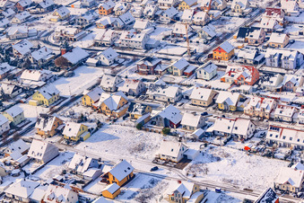 Luftaufnahme von Neubaugebiet In den Tongruben von Osten im Winter bei Schnee in Rheinzabern im Bundesland Rheinland-Pfalz, Deutschland
