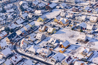 Luftbild von Raiffeisenstraße im Winter bei Schnee in Rheinzabern im Bundesland Rheinland-Pfalz, Deutschland