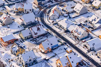 Luftaufnahme von Raiffeisenstraße im Winter bei Schnee in Rheinzabern im Bundesland Rheinland-Pfalz, Deutschland