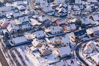 An  Tongruben im Winter bei Schnee in Rheinzabern im Bundesland Rheinland-Pfalz, Deutschland