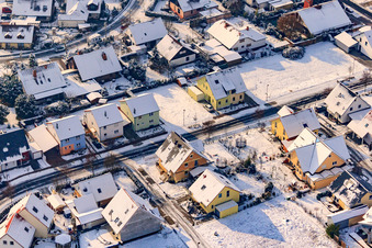 Schrägluftbild von Raiffeisenstraße im Winter bei Schnee in Rheinzabern im Bundesland Rheinland-Pfalz, Deutschland