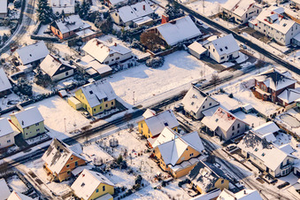 Raiffeisenstraße im Winter bei Schnee in Rheinzabern im Bundesland Rheinland-Pfalz, Deutschland von oben