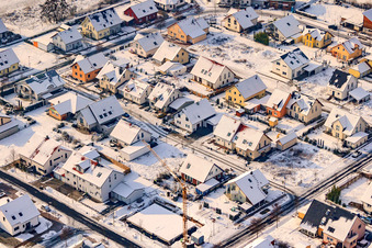 Konrad-Zuse-Straße im Winter bei Schnee in Rheinzabern im Bundesland Rheinland-Pfalz, Deutschland