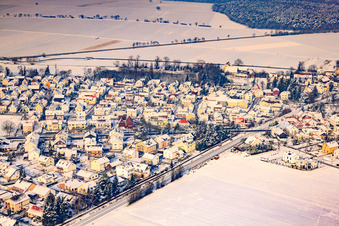 Freiherr-von-Stein-Straße im Winter bei Schnee in Rheinzabern im Bundesland Rheinland-Pfalz, Deutschland