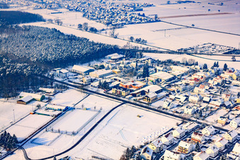 Luftaufnahme von Kandelerstraße im Winter bei Schnee in Rheinzabern im Bundesland Rheinland-Pfalz, Deutschland