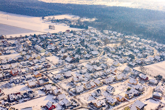 Neubaugebiet In den Tongruben von Nordwesten im Winter bei Schnee in Rheinzabern im Bundesland Rheinland-Pfalz, Deutschland