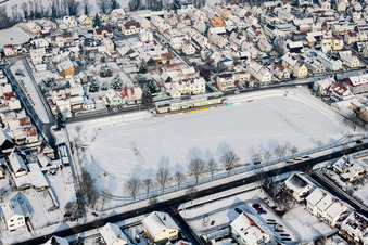 Winterlich schneebedeckte Sportplatz- Fussballplatz des Sportverein Olympia in Rheinzabern im Bundesland Rheinland-Pfalz, Deutschland