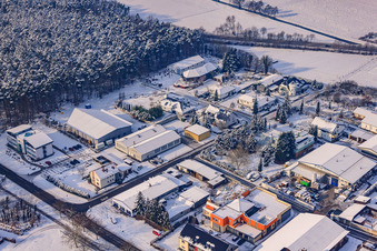 Industriestraße im Winter bei Schnee in Rheinzabern im Bundesland Rheinland-Pfalz, Deutschland