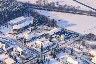 Luftbild von Industriestraße im Winter bei Schnee in Rheinzabern im Bundesland Rheinland-Pfalz, Deutschland