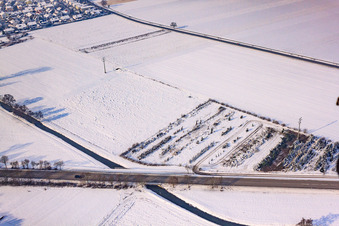 Verlauf des Erlenbach im Winter bei Schnee in Hatzenbühl im Bundesland Rheinland-Pfalz, Deutschland