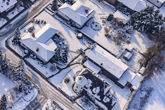 Luftaufnahme von Industriestraße im Winter bei Schnee in Rheinzabern im Bundesland Rheinland-Pfalz, Deutschland