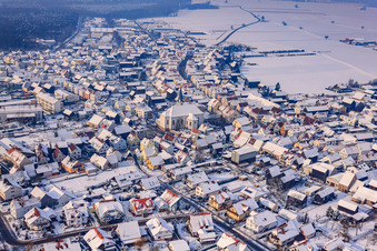 Luftbild von Im Horst im Winter bei Schnee in Hatzenbühl im Bundesland Rheinland-Pfalz, Deutschland