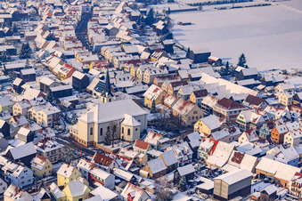 Kirche St. Wendelin im Winter bei Schnee in Hatzenbühl im Bundesland Rheinland-Pfalz, Deutschland