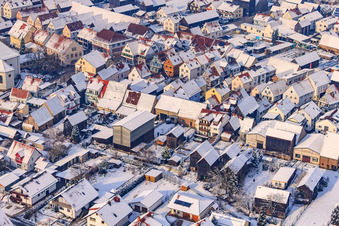 Tabakscheuern am Fledlachgraben im Winter bei Schnee in Hatzenbühl im Bundesland Rheinland-Pfalz, Deutschland