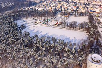 Sportplatz des SV1920 Hatzenbühl im Winter bei Schnee im Bundesland Rheinland-Pfalz, Deutschland