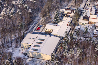 Paulat GmbH im Winter bei Schnee in Hatzenbühl im Bundesland Rheinland-Pfalz, Deutschland