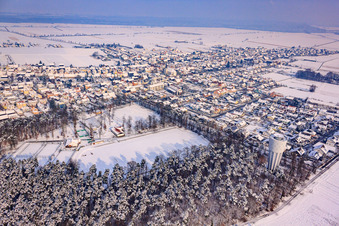 Sportplätze des SV1920 Hatzenbühl im Winter bei Schnee im Bundesland Rheinland-Pfalz, Deutschland