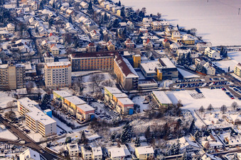 Asklepios Krankenhaus im Winter bei Schnee in Kandel im Bundesland Rheinland-Pfalz, Deutschland