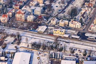 Luftbild von Bahnhof im Winter bei Schnee in Kandel im Bundesland Rheinland-Pfalz, Deutschland