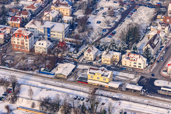 Luftaufnahme von Bahnhof im Winter bei Schnee in Kandel im Bundesland Rheinland-Pfalz, Deutschland