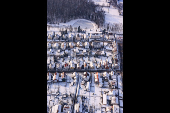 Waldstraße in der Siedlung Gartenstadt im Winter bei Schnee in Kandel im Bundesland Rheinland-Pfalz, Deutschland