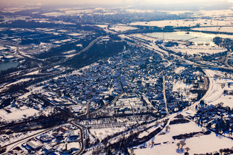 Stadtansicht von Nordwesten im Winter bei Schnee in Wörth am Rhein im Bundesland Rheinland-Pfalz, Deutschland